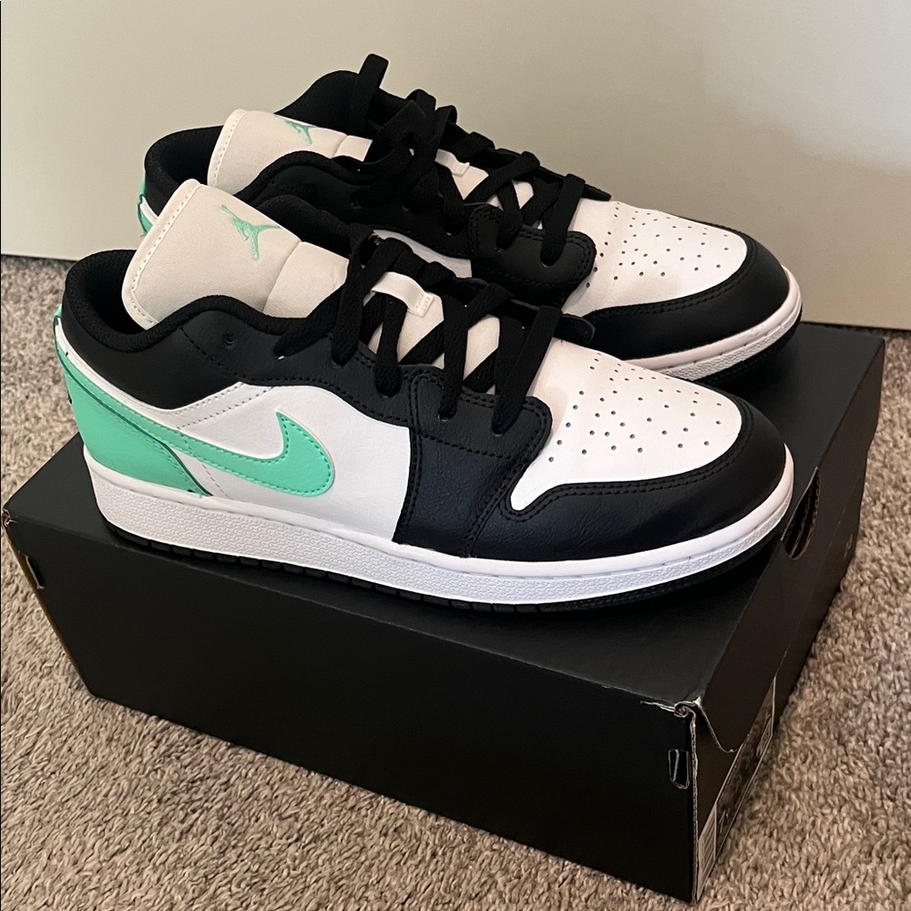 Nike Low-Top Sneakers — White Black Mint